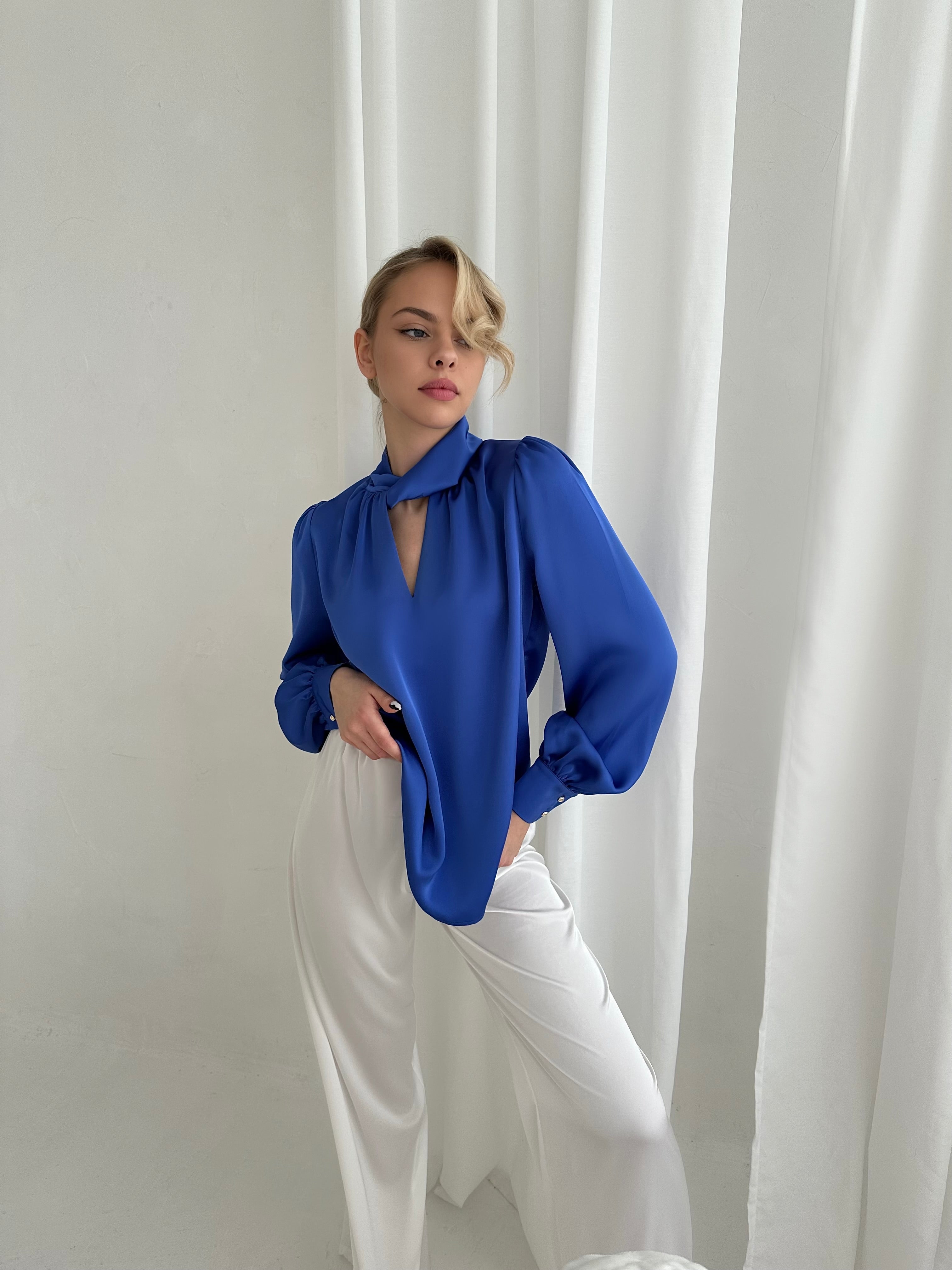 <tc>Silk blouse in blue color</tc>