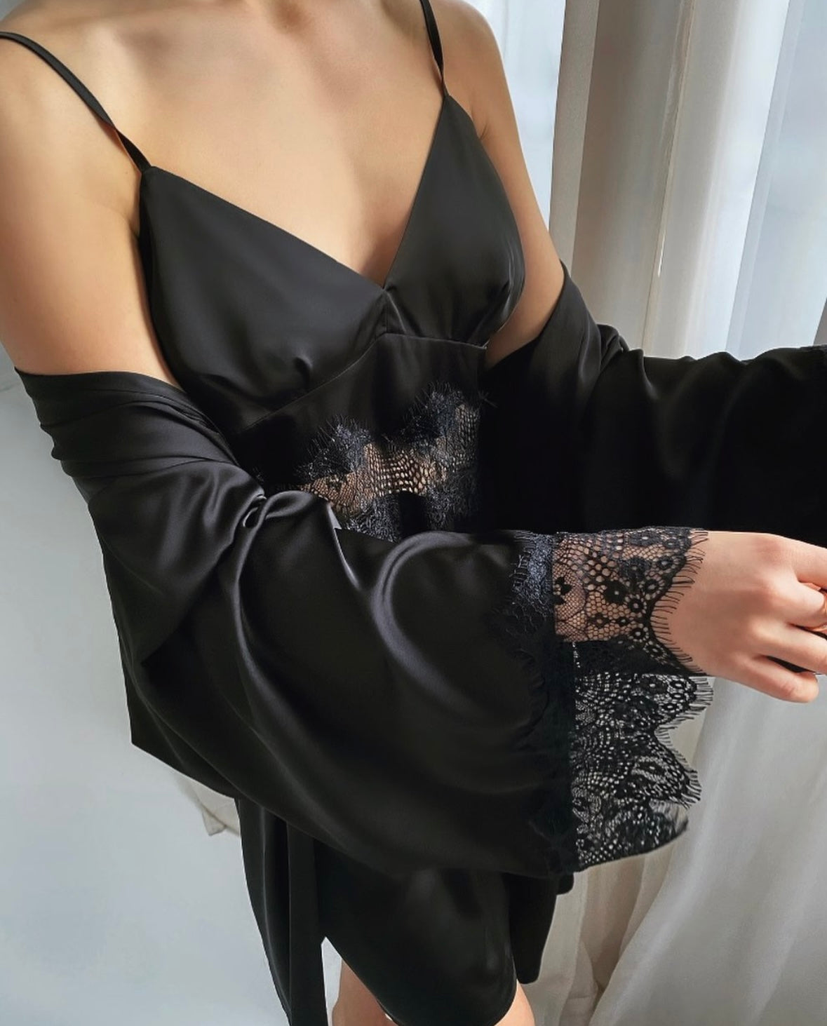 <tc>Black robe with lace</tc>