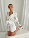 <tc>White pajama set with shorts and feathers</tc>