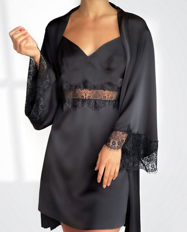 <tc>Black robe with lace</tc>